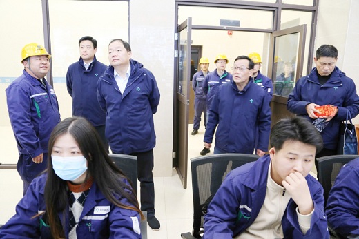 集團公司領(lǐng)導除夕夜慰問堅守崗位干部員工