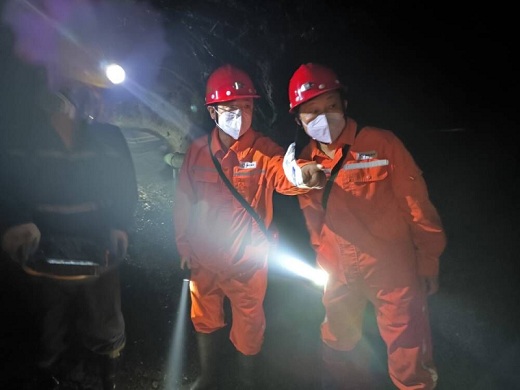 吳亞實地督查新橋礦業(yè)井下安全工作