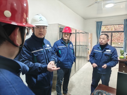 吳亞在新年第一天督導(dǎo)集團(tuán)公司兩重點(diǎn)企業(yè)工作時(shí)強(qiáng)調(diào)全面筑牢安全防線(xiàn)