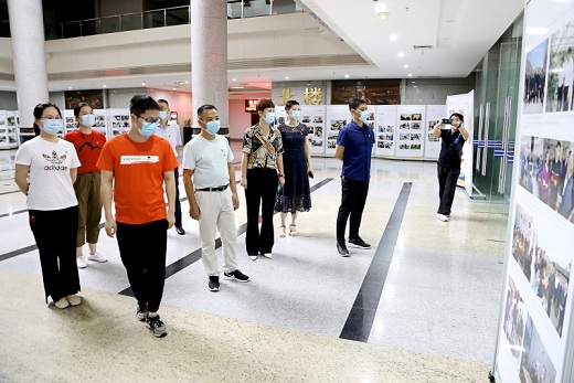 集團(tuán)總部黨員參觀(guān)市脫貧攻堅(jiān)成就展